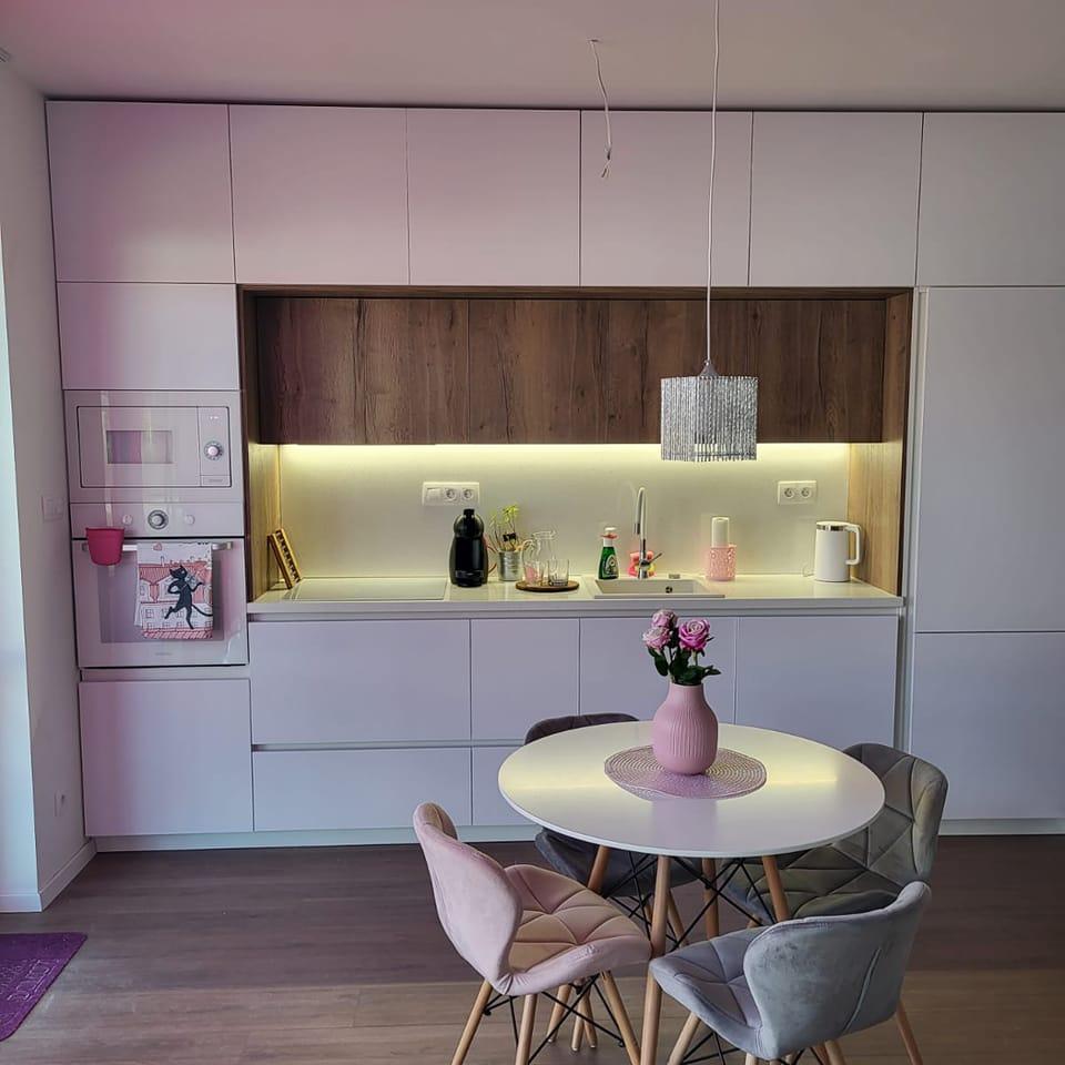 Kuchynská linka z masívu - biela dizajnová kuchyňa